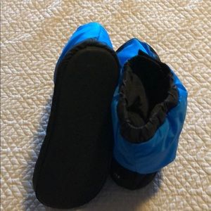Bloch Girls Large dance foot warmers blue & black.